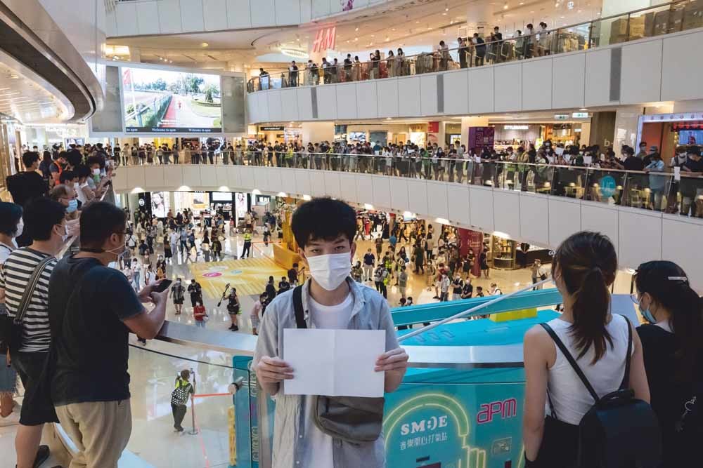 Demonstranten houden lege blaadjes omhoog tijdens een protest tegen de Chinese wet die de vrijheid van meningsuiting in Hongkong sterk beknot. – © Billy H.C. Kwok / Getty Michael Bociurkiw global affairs-analist  