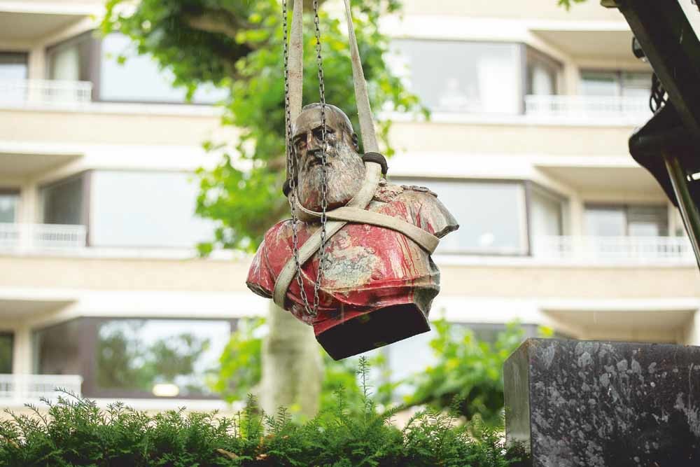 De buste van koning Leopold II wordt verwijderd in Gent. Leopold II voerde een schrikbewind in zijn leengoed  Congo-Vrijstaat. – © James Arthur Gekiere / ANP