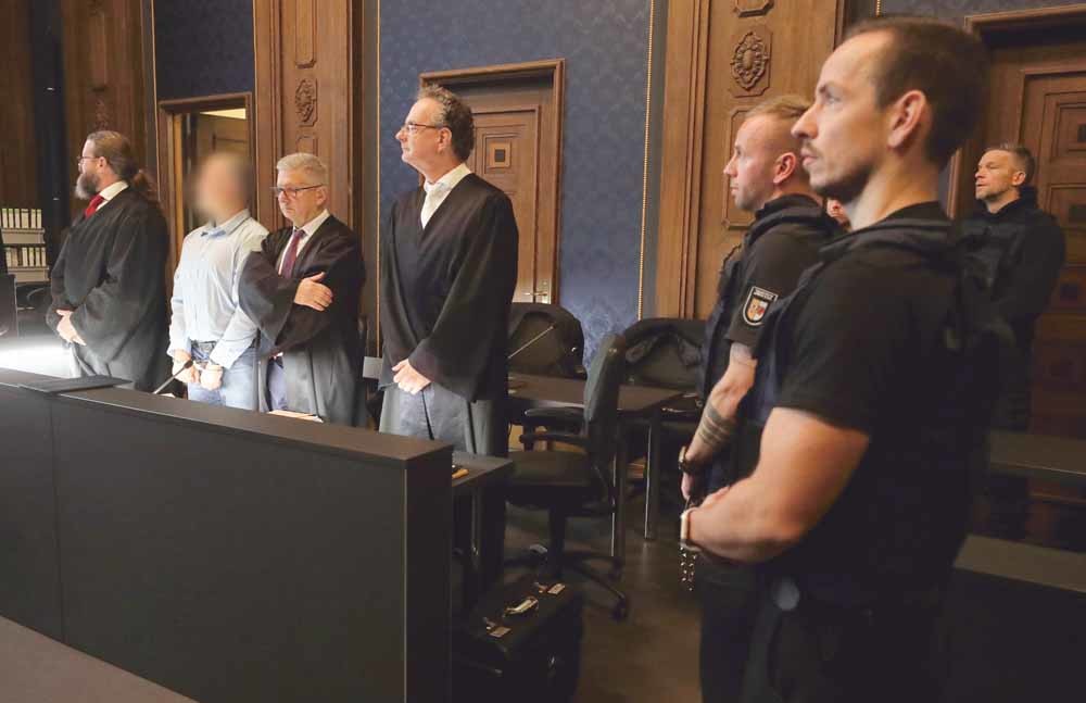Marko Gross wordt op 20 november 2019 de rechtbank in Schwerin (Mecklenburg-Vorpommern) binnengeleid. Gross was lid van Nordkreuz, een extreemrechtse groepering die zich voorbereidde op ‘Dag X’. – © Bernd Wüstneck / DPA