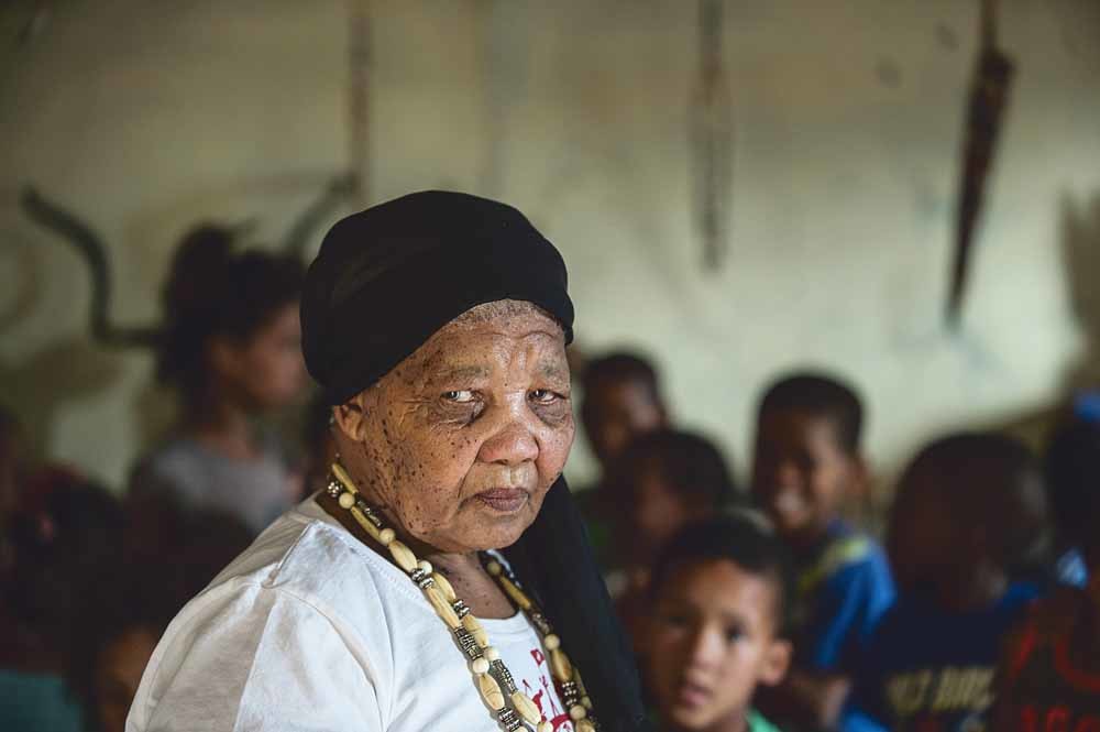 Katrina Esau en haar broer Simon Sauls zijn de laatste N|uu-sprekers, een Zuid-Afrikaanse Khoi-taal die al ten dode was opgeschreven. Nu leert Esau haar moedertaal aan een groep kinderen op een school in Upington. – © Mujahid Safodien / AFP Photo