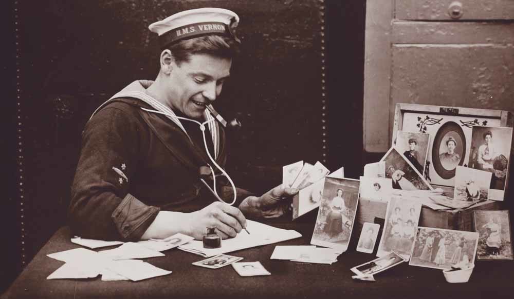 Een bemanningslid van het oorlogsschip de HMAS Australia schrijft tijdens de Eerste Wereldoorlog een brief aan zijn geliefde. – © Museums Victoria / Unsplash