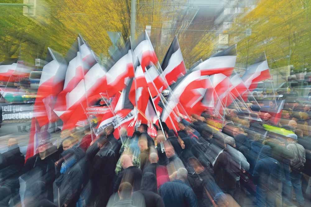 Een neonazimars in het Duitse Bielefeld op  9 november 2019. – © Thomas F. Starke / Getty