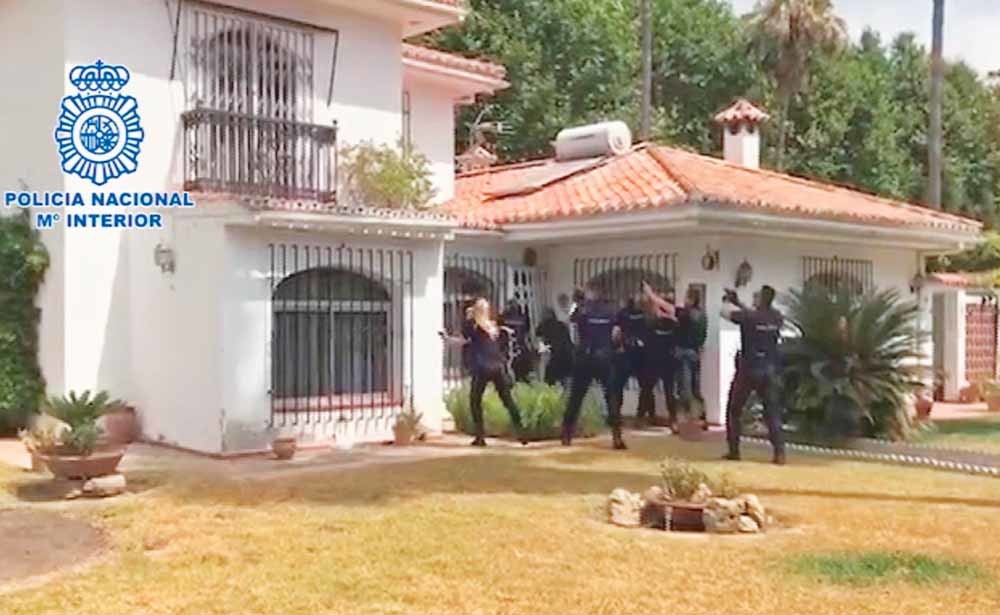 Tijdens een politieoperatie op 29 juli 2018 werd in een huis in Campo de Gibraltar drie ton hasj in beslag genomen en werden drie verdachten opgepakt. – © EPA / Policía Nacional