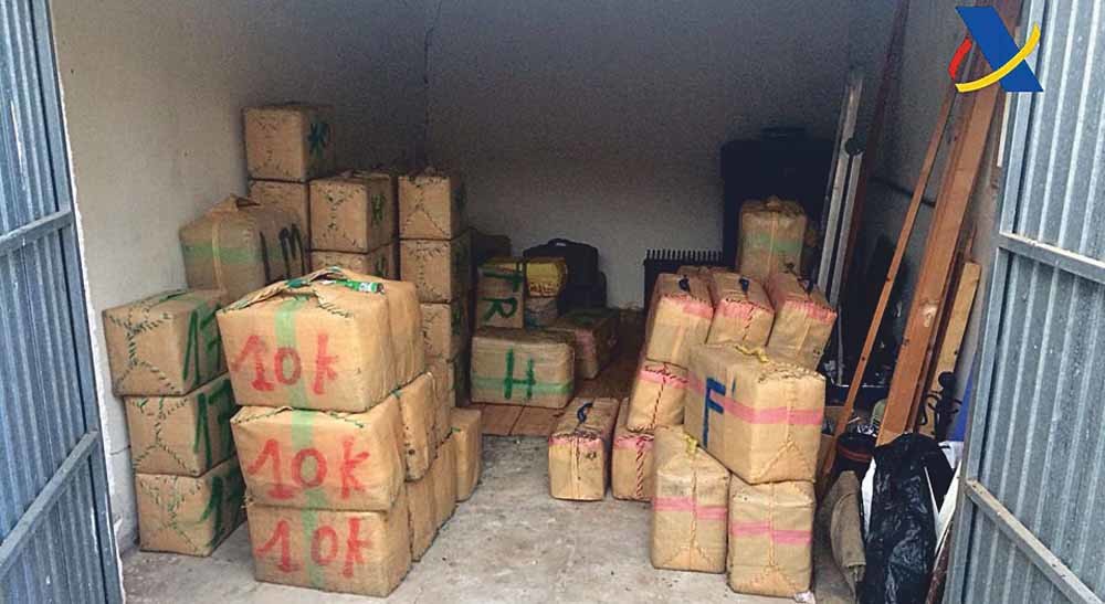  Drugsvangst van de Spaanse politie in San Roque op 3 augustus 2018. In totaal werd zo’n 2600 kilo hasj gevonden in een opslagplaats, die ook wel guardería (crèche) genoemd wordt in narcojargon. © EPA / Agencia Tributaria