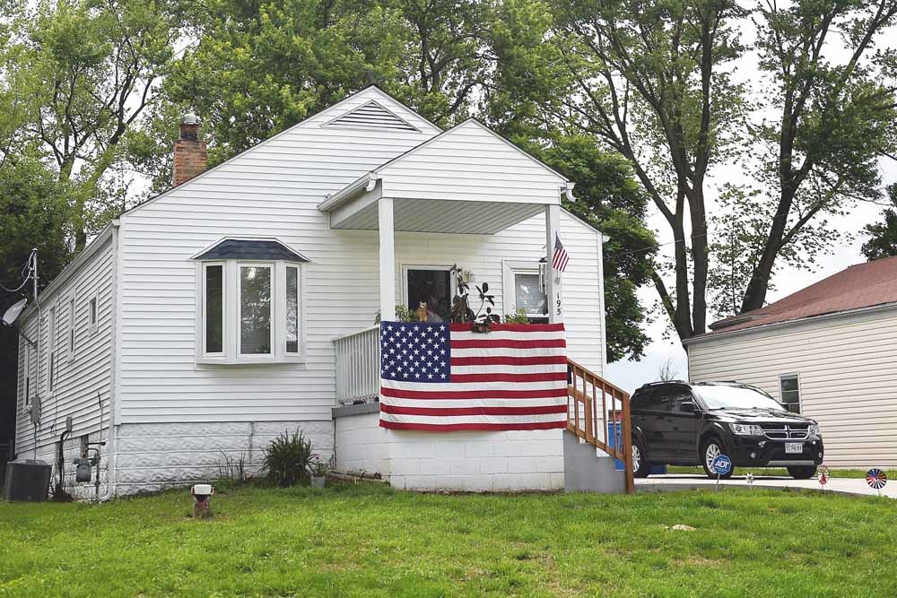 Een huis in Florissant, Missouri, dat versierd is met Amerikaanse vlaggen ter ere van Memorial Day op 25 mei. Op die nationale feest- en gedenkdag worden gesneuvelde Amerikaanse militairen herdacht. – © Michael Thomas / Getty