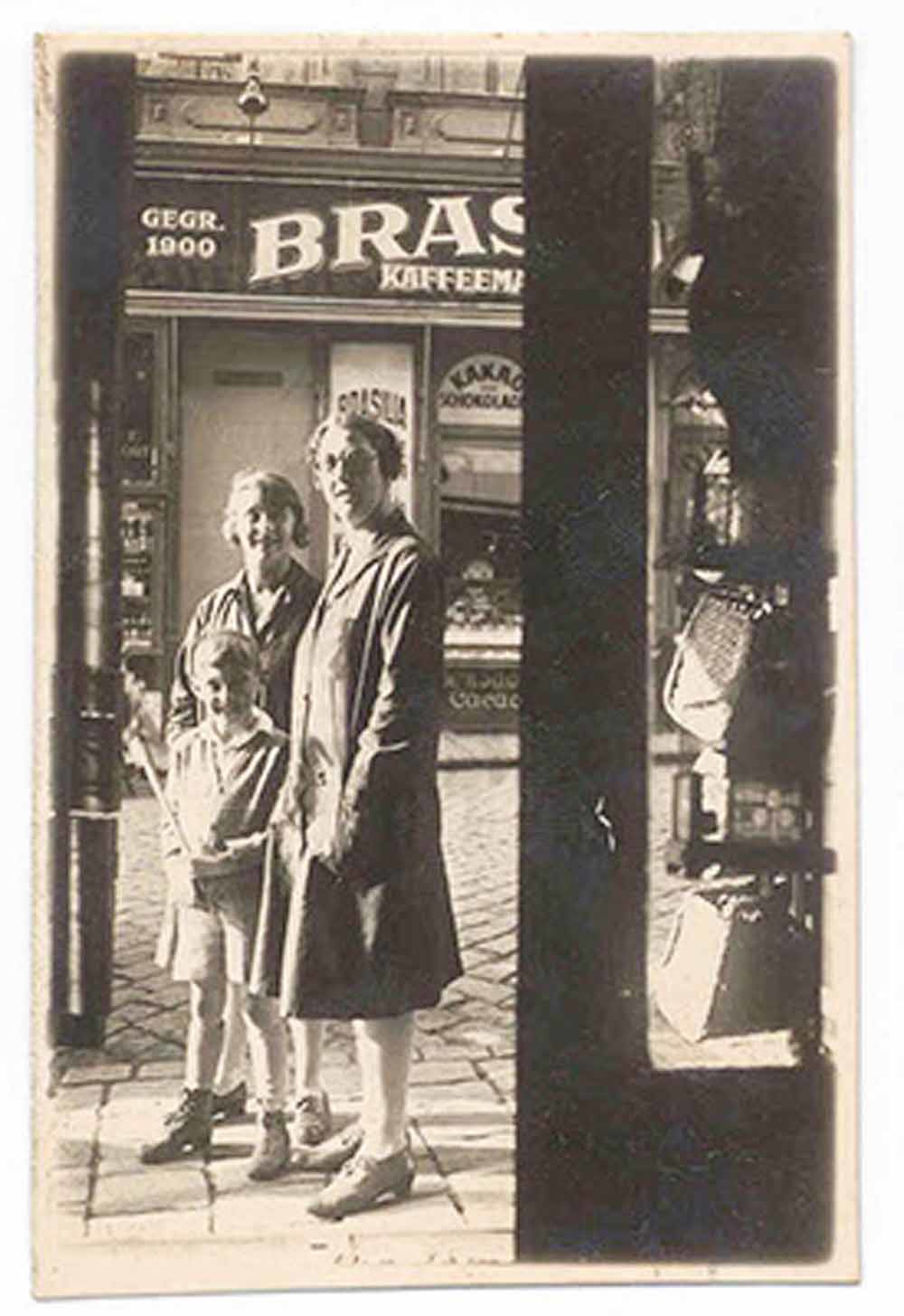 Arlen en zijn tantes Gretl en Rosl voor het warenhuis van de familie, 1928.