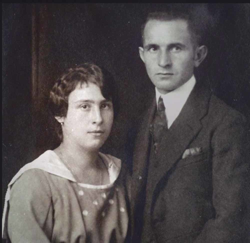 Mina (née Dichter) en Michael Aptowitzer, Arlens ouders.