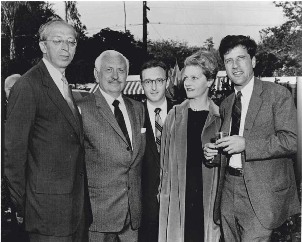 V.l.n.r. Aaron Copland, Irving Mills, Arlen, Anne Mahler en Lukas Foss.