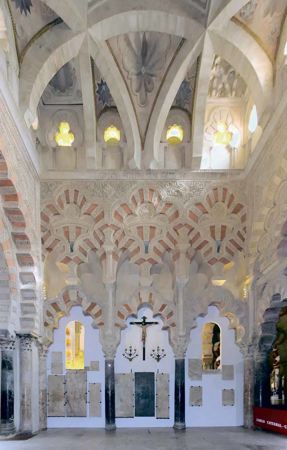 Het interieur van de Mezquita in Córdoba. Het gebouw was oorspronkelijk een moskee, maar is al eeuwenlang in gebruik als kathedraal. – Ingo Mehling / Wikipedia