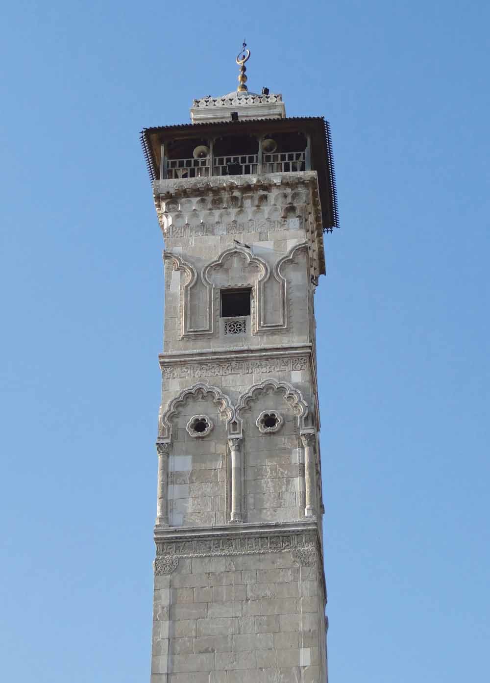 1. De Big Ben in Londen. – Henry / Unsplash; 2. De inmiddels verwoeste minaret van de Grote Moskee in Aleppo. – © Bernard Gagnon / Wikipedia