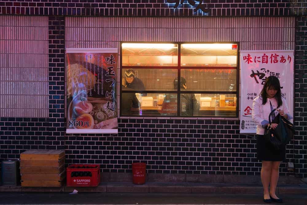 Een noedelrestaurant in het Shimokitazawa-district van Tokio. – © Noriko Hayashi / Getty Images