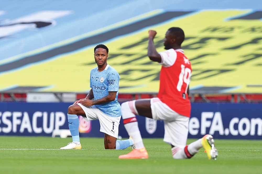Ook in het voetbal is de Black Lives Matter-beweging doorgedrongen. De Engelse international Raheem Sterling is een van de weinige voetballers die zich sinds jaar en dag tegen racisme verzet. – © Justin Tallis / Getty