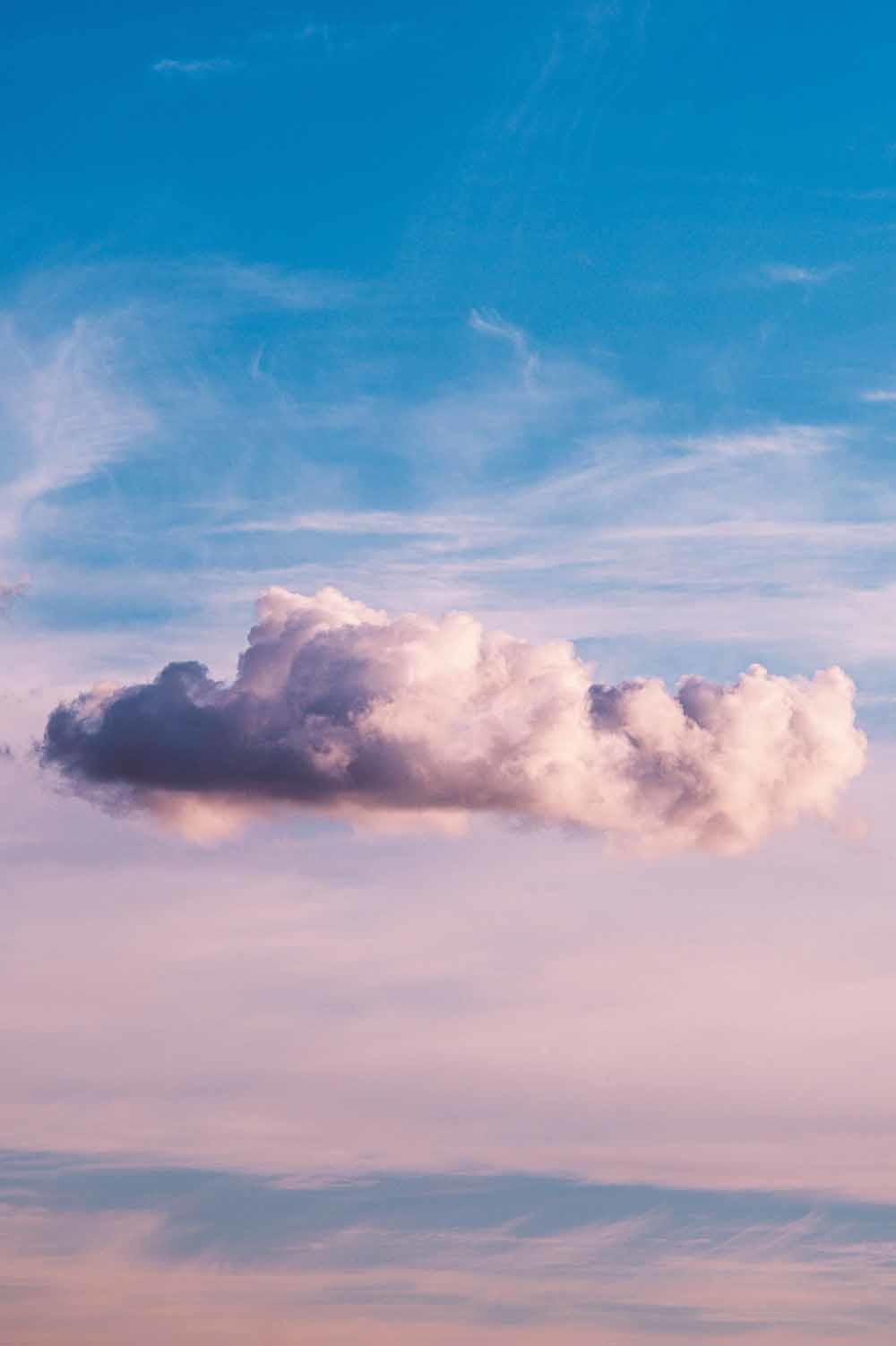 Op dag vier appte mijn 82-jarige vader ‘I wandered lonely as a cloud’ [‘Ik dwaalde eenzaam als een wolk’, William Wordsworth]. © Wolf Zimmermann / Unsplash