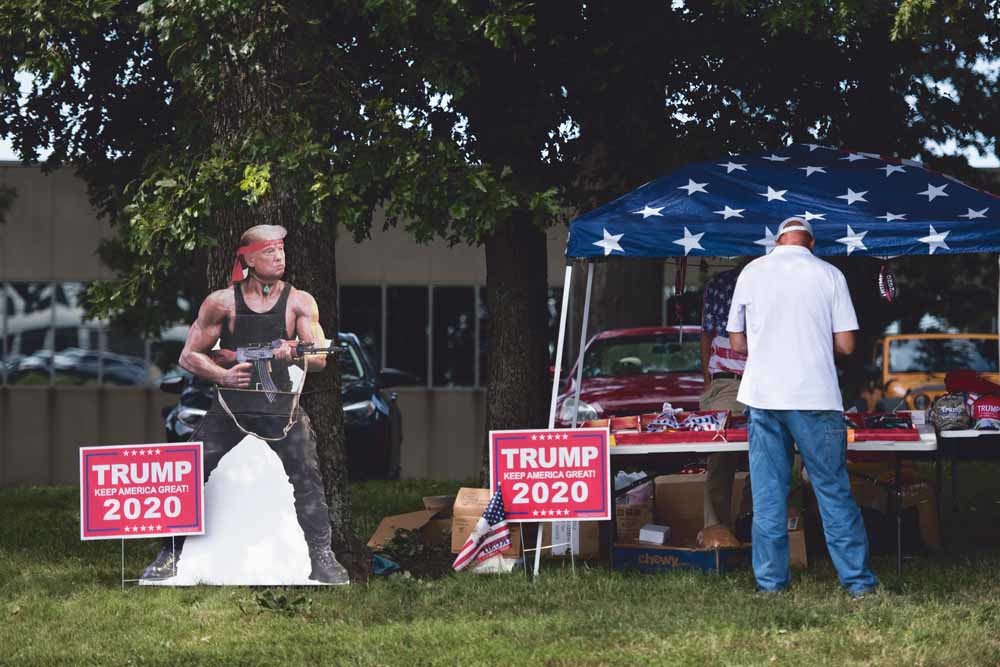 Een stand met campagnemateriaal voor Trump bij een rally op 8 september in Winston-Salem, North Carolina. – © Sean Rayford / Getty