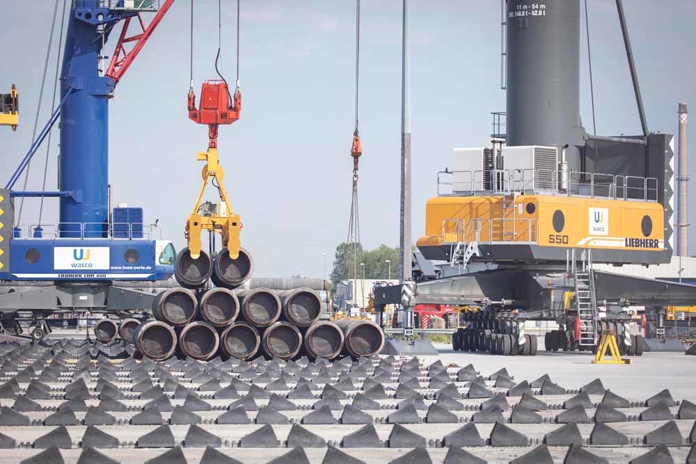 In de haven van Sassnitz liggen de grote pijpen klaar voor de bouw van de Nord Stream 2-pijpleiding.  © Axel Schmidt  / Getty