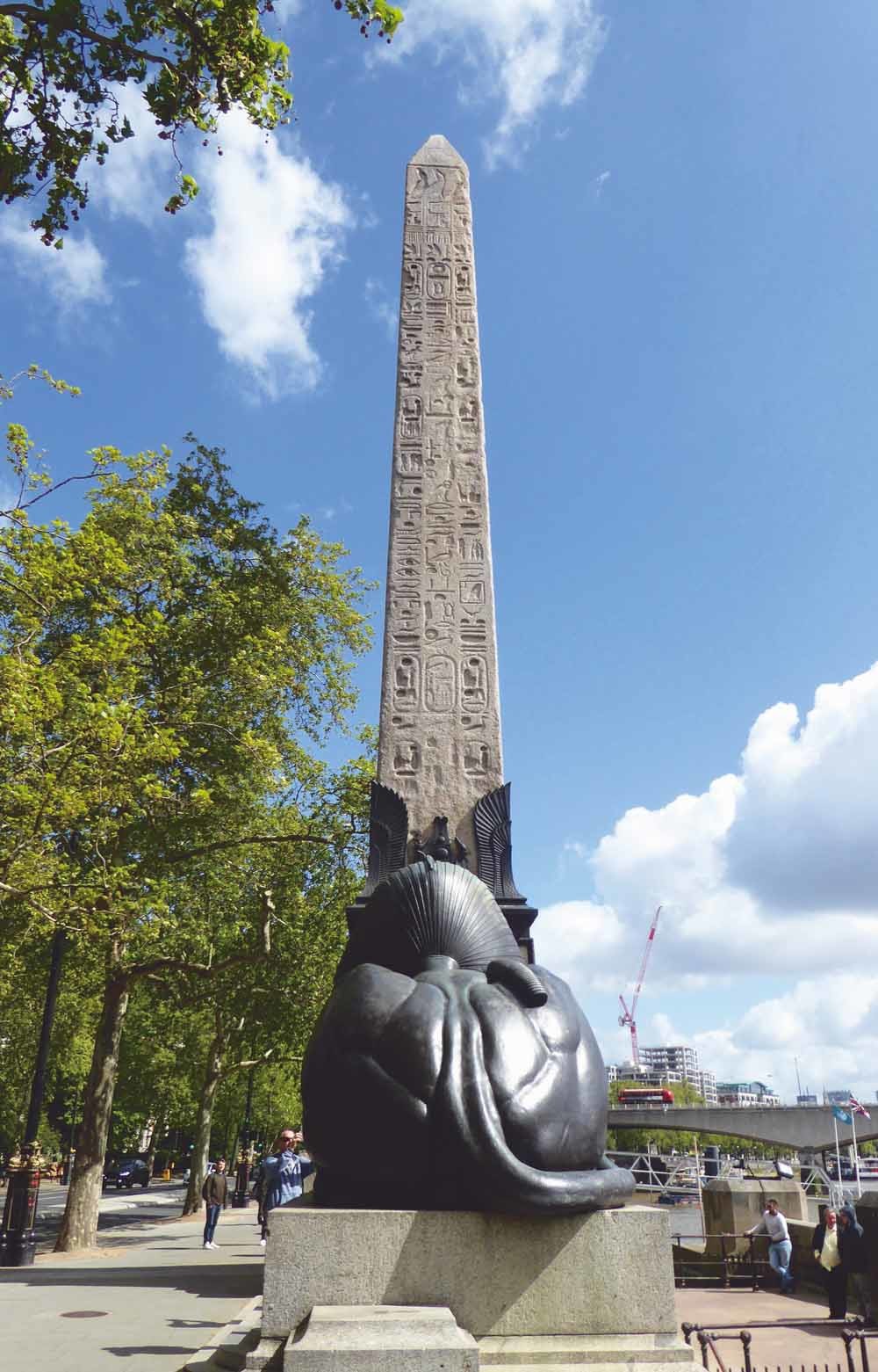 De westkant van de Naald van Cleopatra in Westminster, Londen. © Ethan Doyle White