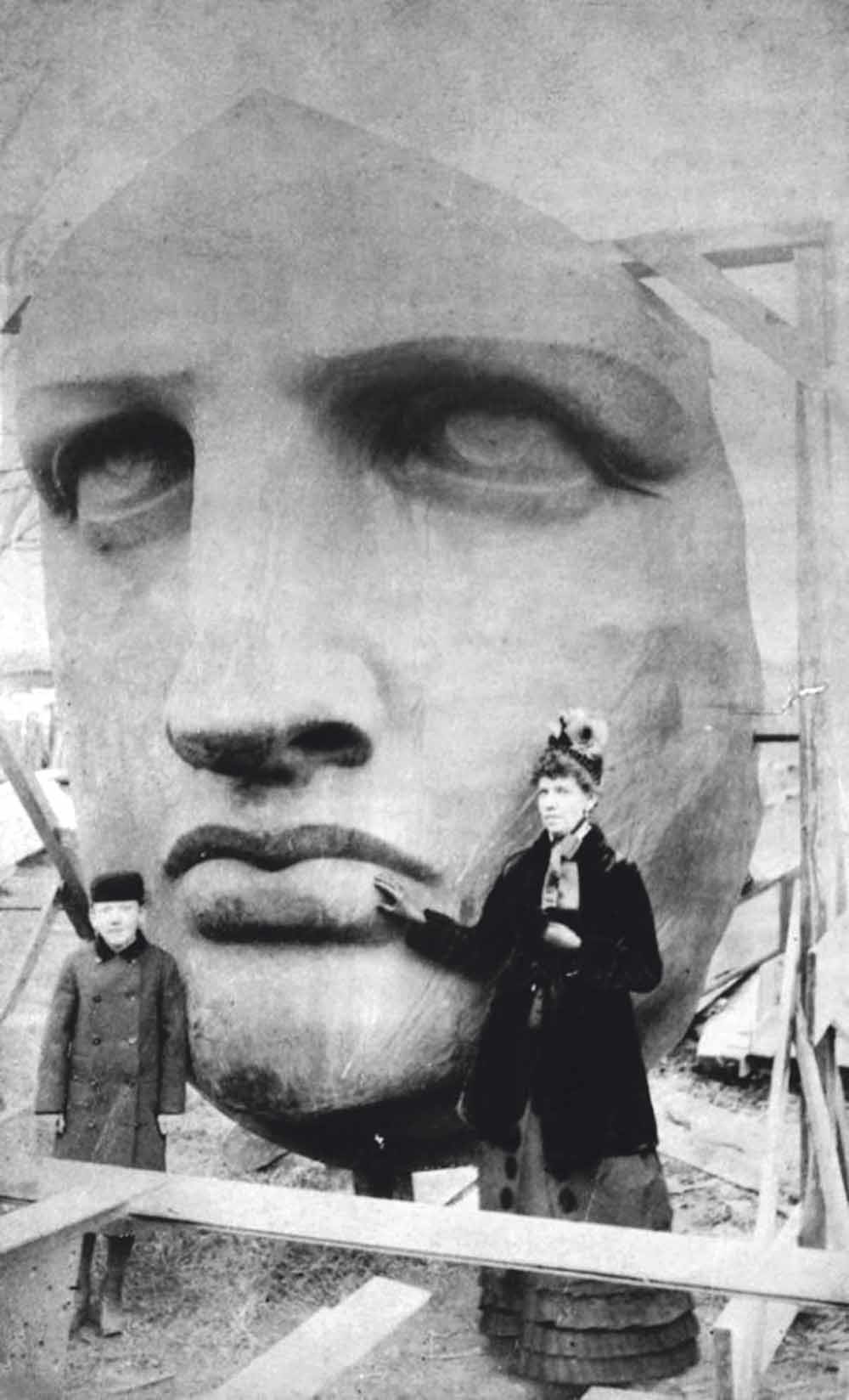 Het gezicht van het Vrijheidsbeeld wordt na aankomst in New York op 17 juni 1885 uitgepakt.