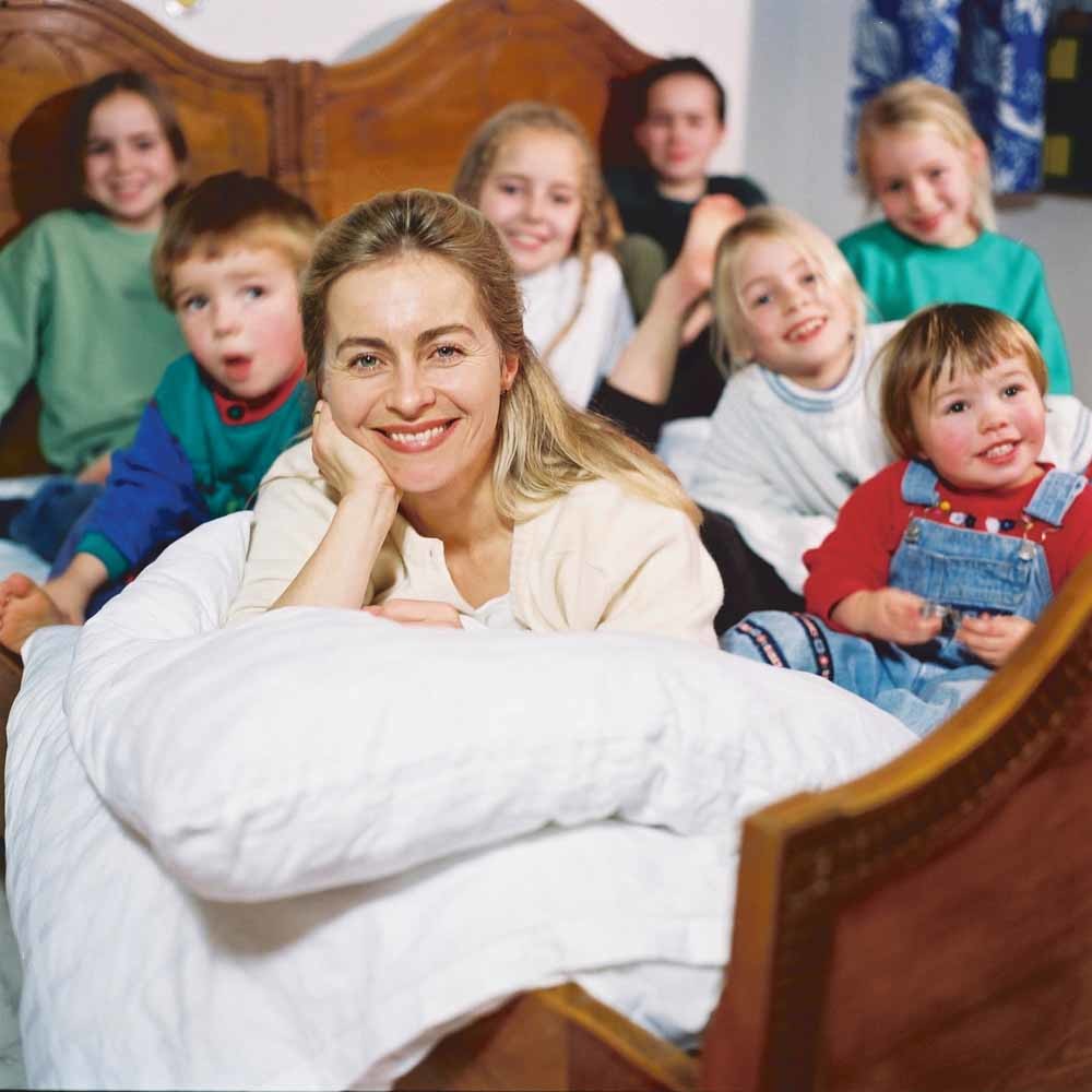 Ursula von der Leyen met haar zeven kinderen in 2003. In dat jaar werd ze minister van Sociale Zaken en Familie in Nedersaksen. – © Ullstein Bild