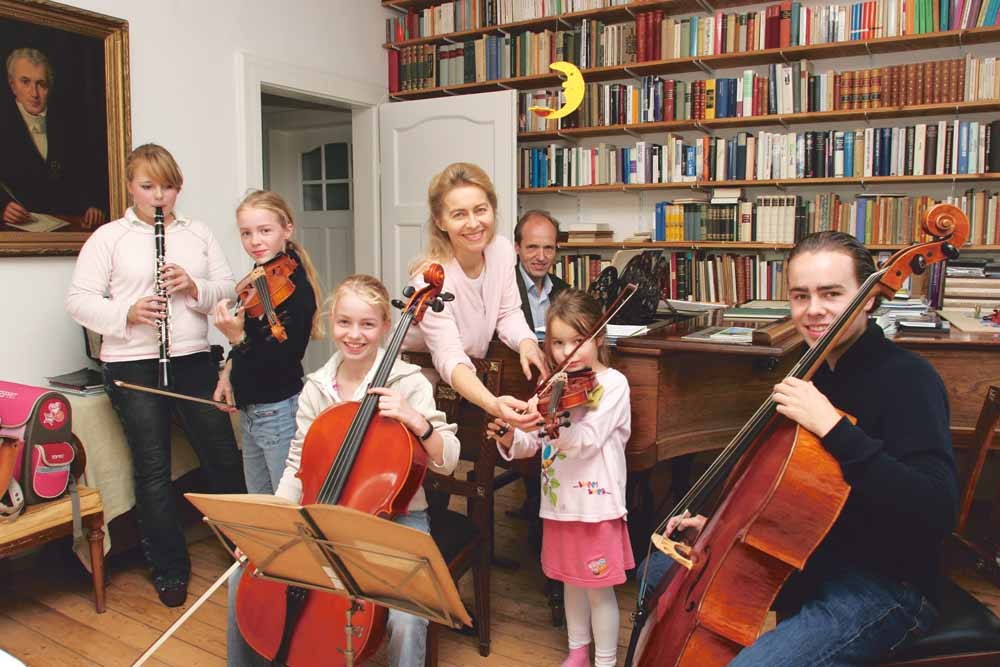 Ursula, haar man Heiko (achter de piano) en haar kinderen in 2005 in hun huis in Hannover. Dat jaar werd ze minister van Jeugd en Familiezaken in het kabinet van Angela Merkel. – © Bruno Bachelet / Paris Match / Getty