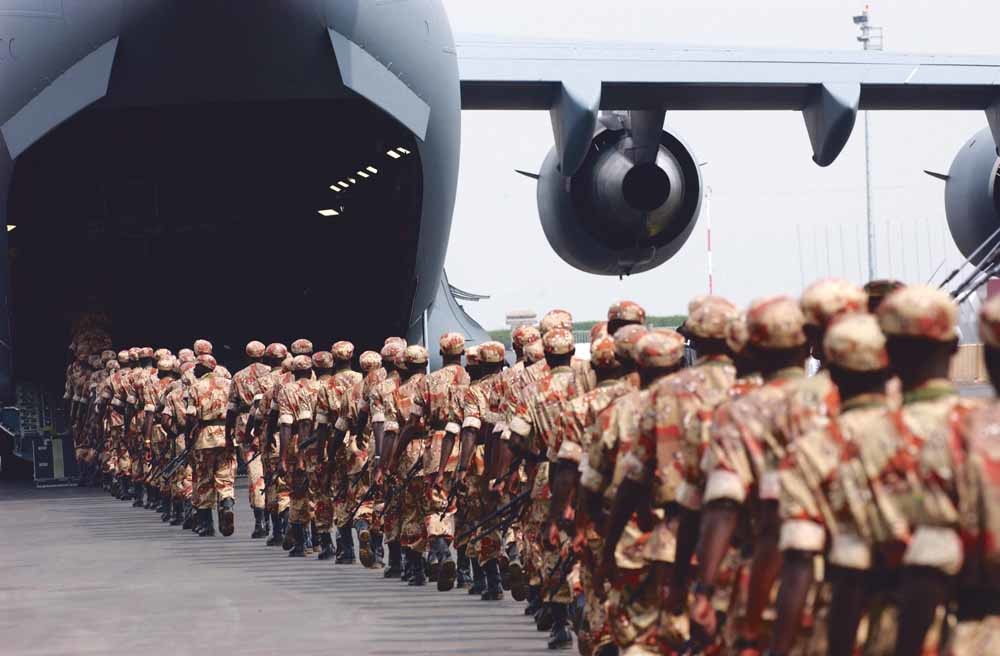 Soldaten van de Afrikaanse Unie op weg naar de mislukte vredesmissie in Darfur.  ©  Staff Sgt. Bradley C. Church / U.S. Air Force