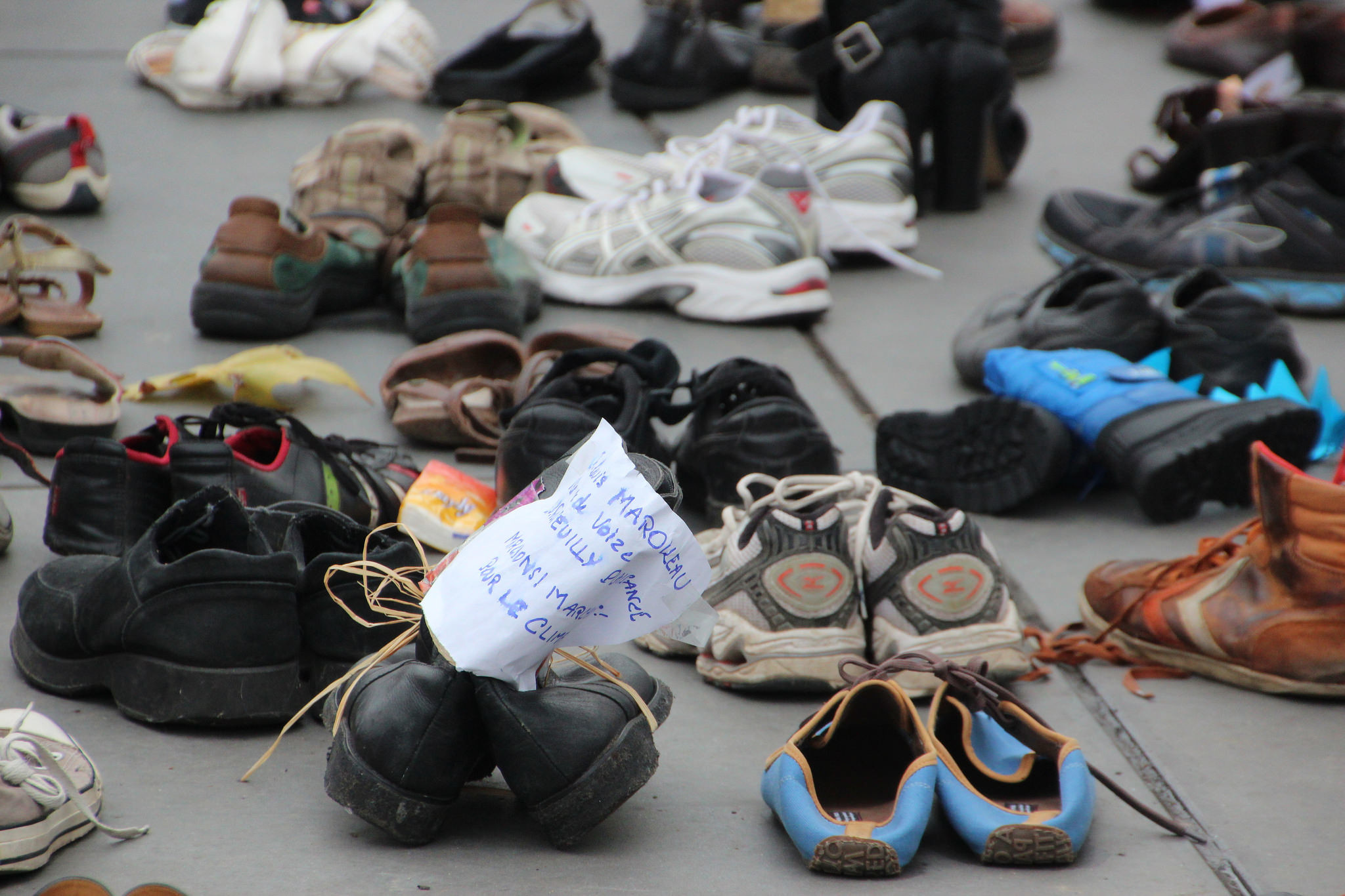 Een in het oog springende actie: voor aanvang van de klimaattop plaatsten demonstranten honderden paren schoenen op de Place de la République. – © Takver / Flickr Creative Commons