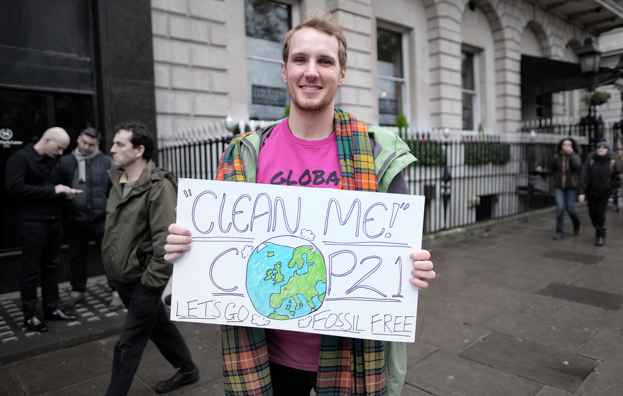 Demonstrant in Londen met een boodschap voor de klimaattop in Parijs. – ©  Alisdare Hickson / Flickr Creative Commons