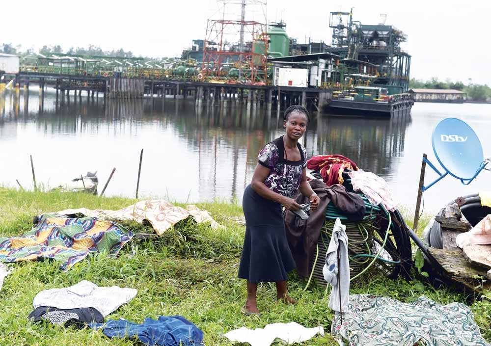 Olieplatform Belema in Nigeria werd in  2017 bezet door demonstranten uit de  lokale gemeenschap die banen en betere leefomstandigheden eisten. SPDC, een dochteronderneming van Shell in Nigeria,  is een van de exploitanten.  © Utami Ekpei / AFP