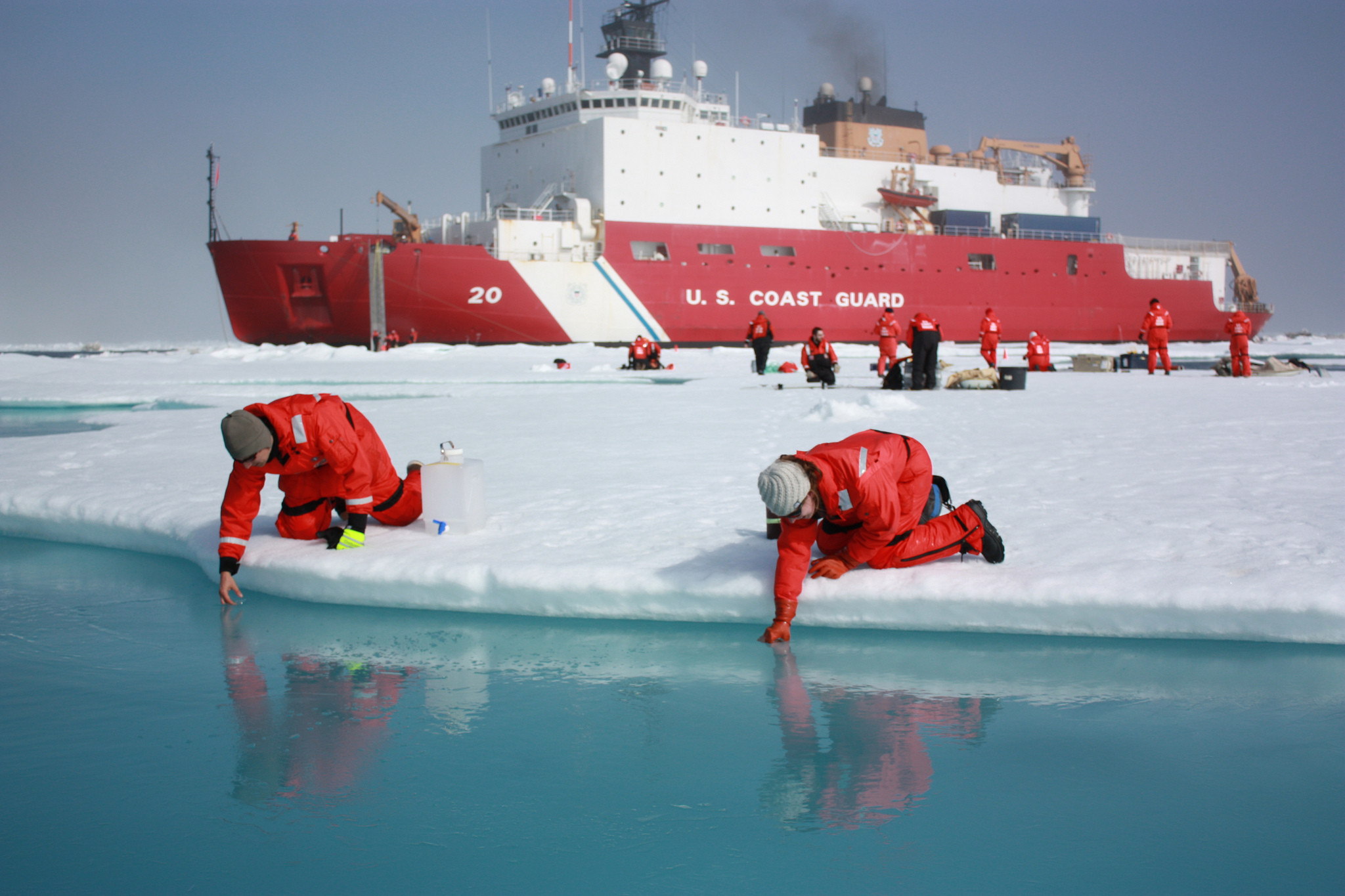 Onderzoekers van het Scripps Institution of Oceanography nemen watermonsters in de Tsjoektsjenzee. – © NASA/Kathryn Hansen 