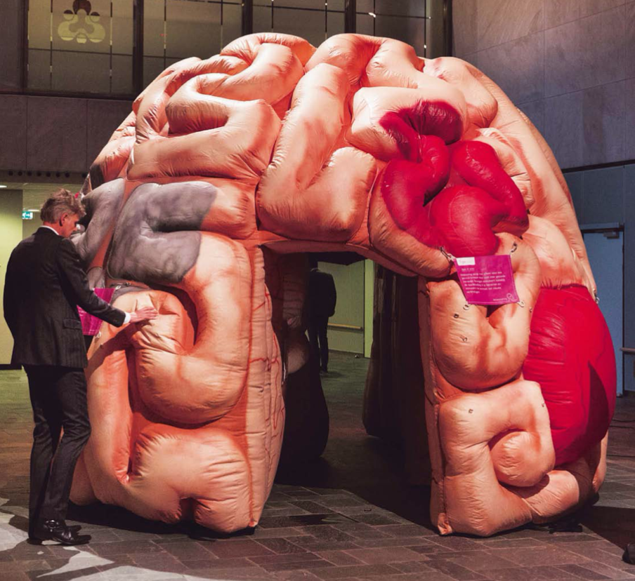 Een bezoeker van de Innovation for Health-conferentie, op 13 februari jl. in Rotterdam, bevoelt een opblaasbaar brein. Een belangrijk deel van het conferentieprogramma was gewijd aan dementie en alzheimer. – © Michel Porro / Getty
