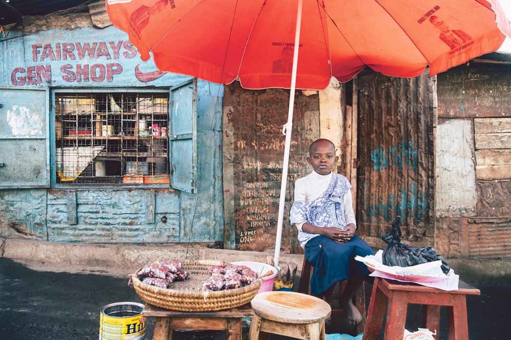 Een etenskraam in de Keniaanse hoofdstad Nairobi. Kenia werkt aan het basisinkomen, ook voor marktkooplieden. – © Getty