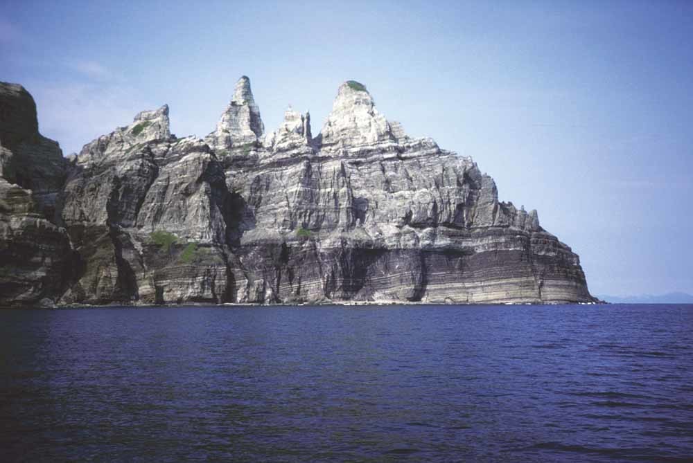  Een spitse bergtop, Pinnacle genaamd, houdt als een rotskasteel de wacht over de zuidelijke flank van St. Matthew. © Wikipedia