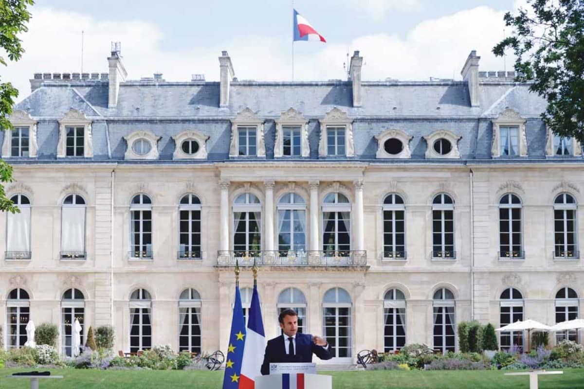 De Franse president Emmanuel Macron gaf op 29 juni 2020 een speech over klimaatverandering voor het Élysée-paleis in Parijs. – © Christian Hartmann / Pool / AFP