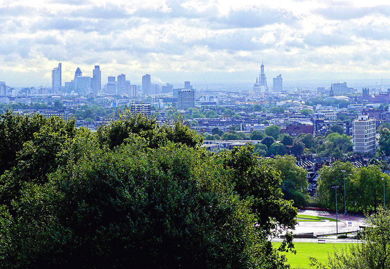 Ondergronds leven Uitzicht op Londen vanaf een heuvel in het park Hampstead Heath, waar Dominic Van Allen in een ondergrondse bunker woonde. © Unsplash