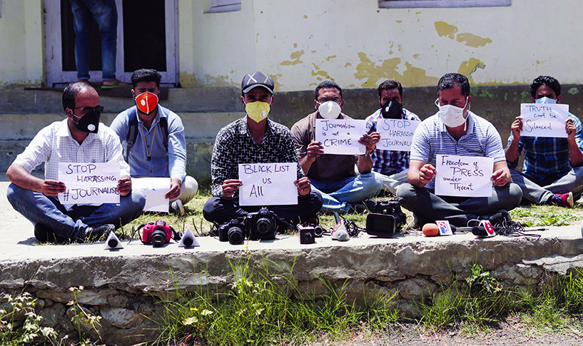 Kasjmierse journalisten protesteren in Kunzer, een stad in de Indiase deelstaat Jammu en Kasjmir, tegen de censuur die hun wordt opgelegd. – © Sajad Hameed / Pacific Press / Shutterstock