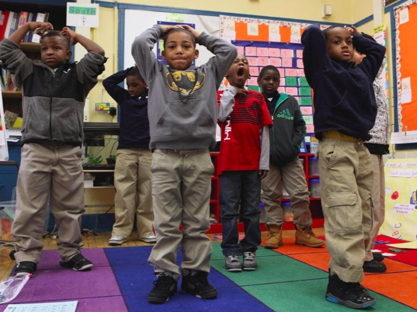 Jongens op een Amerikaanse school met seksegedifferentieerd onderwijs hebben een time-out, zodat ze even wat energie kwijt kunnen. © Getty