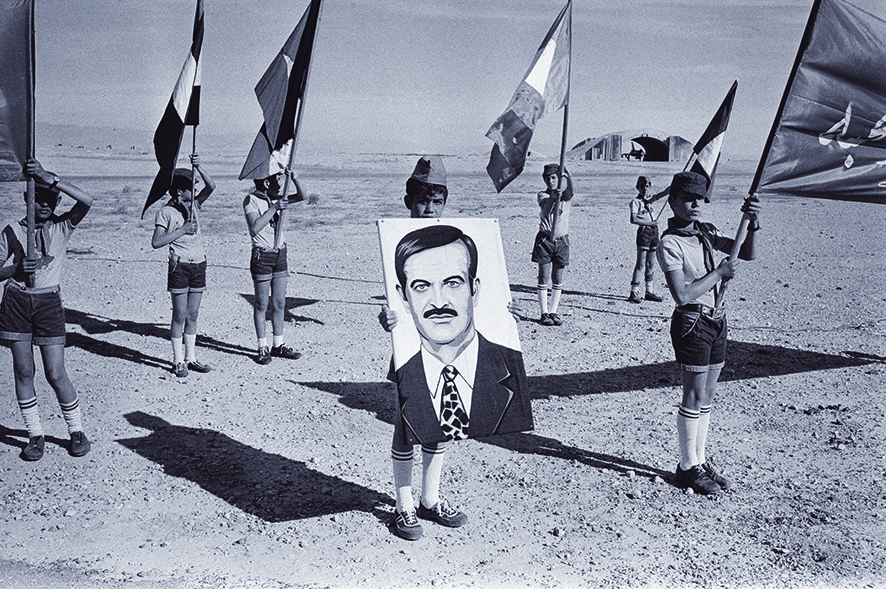 Als kind draagt Hafez al-Assad het portret van zijn vader. – © James Andanson / Getty