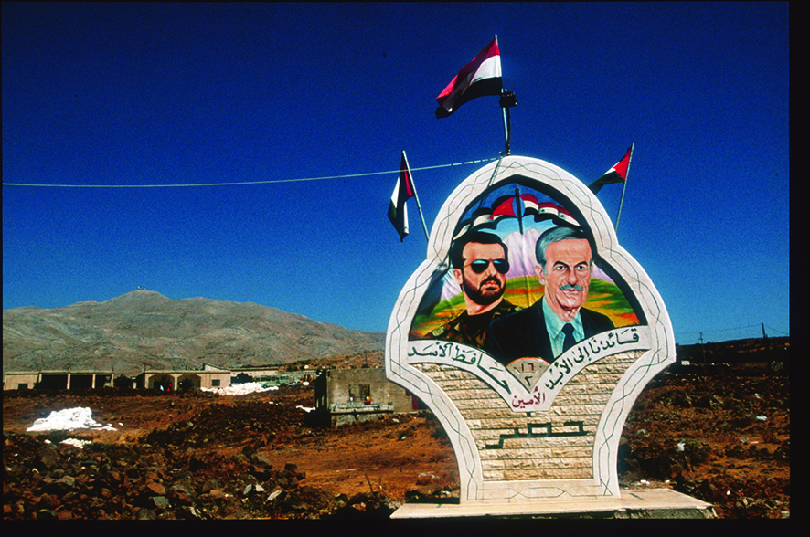  Afbeeldingen van president Hafez al-Assad en zijn zoon bij een VN-controlepost op de Golanhoogvlakte, sinds de Zesdaagse Oorlog van 1967 door Israël tot bezet gebied verklaard. – © Scott Peterson / Liaison / Getty