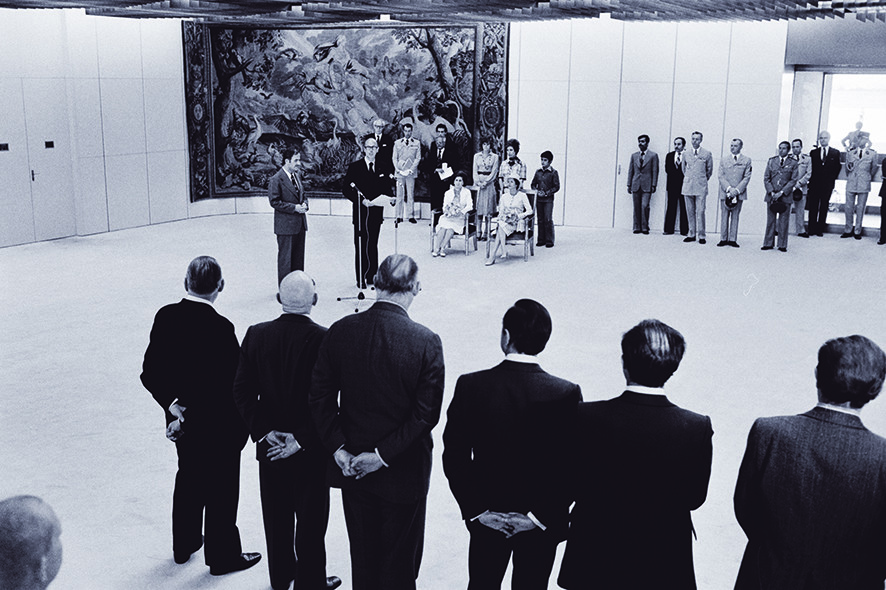  Reis van Hafez al-Assad naar Frankrijk in 1976 waar hij wordt verwelkomt door de Franse president Valéry Giscard d'Estaing in aanwezigheid van de echtgenoten van beide mannen. - © Alain Mingam / Getty