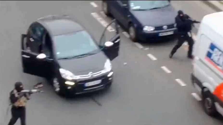 Beelden van de aanslag op de redactie van Charlie Hebdo. De broers Kouachi kochten hun wapens in Brussel.