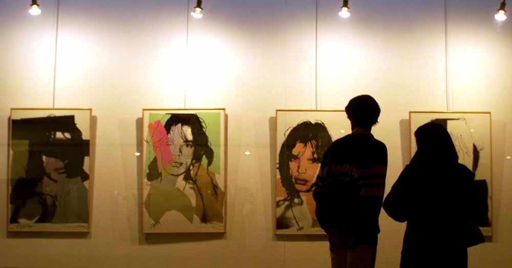Mick Jagger door Andy Warhol in het Museum voor Moderne Kunst, Teheran. De werken worden in de kluis bewaard. – © Reuters 