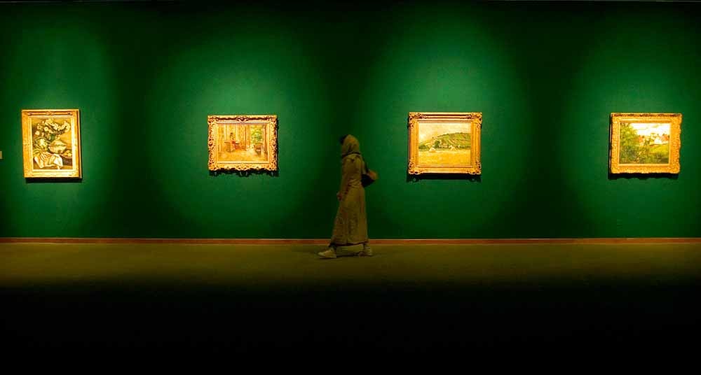 Werk van impressionist Camille Pissarro tijdens een Moderne Kunst-tentoonstelling in 2005. – © Morteza Nikoubazl / Reuters