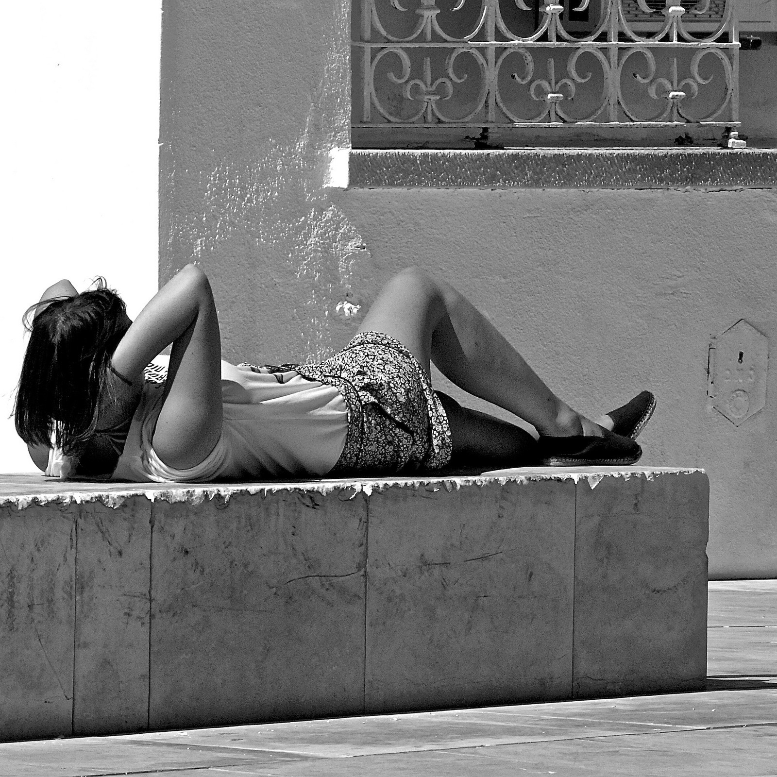 Zonnebadende vrouw in Cascais, Portugal. – © Pedro Ribeiro Simões / Flickr Creative Commons