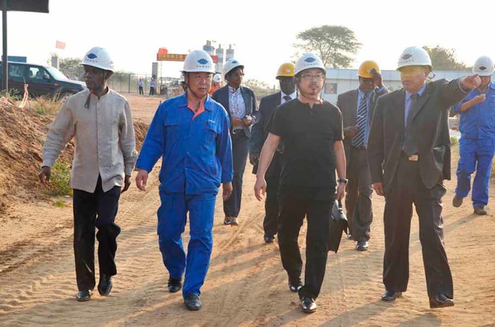 Sam Pa (derde van links) op een bouwterrein in Mozambique.