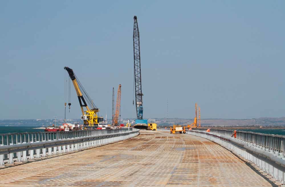 De brug tussen Rusland en de Krim in aanbouw. – © Nikolay Hiznyak / HH