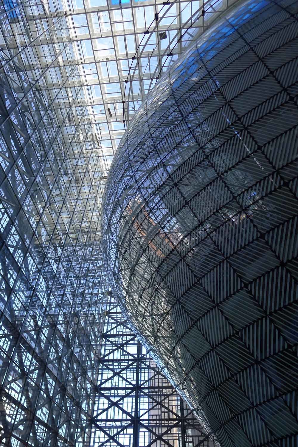 Het gebouw bestaat uit een uivormige constructie van twaalf verdiepingen en 54.000 m², omgeven door een glazen kubus. – © Philippe Samyn and Partners Architects & Engineers