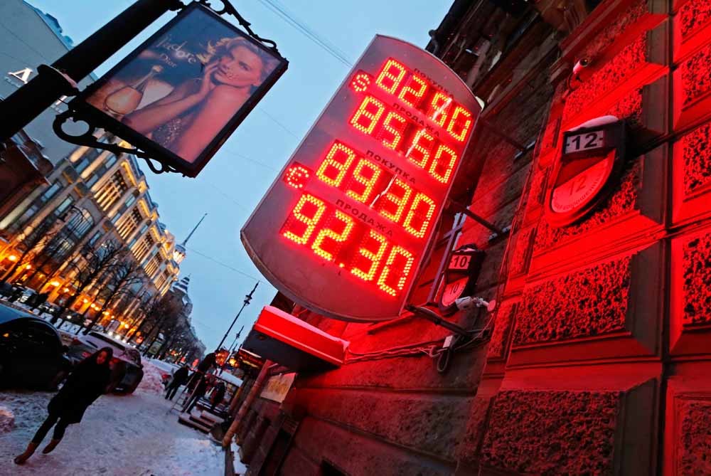 Een bord in St. Petersburg toont de laatste wisselkoersen. Amerikaanse dollars zijn voor de Russen niet meer te betalen. – © Alexander Demianchuk / HH 