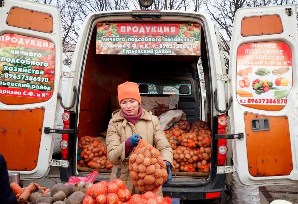 Een groentenverkoopster op een markt in Kaliningrad. – © Igor Zarembo / Getty Images