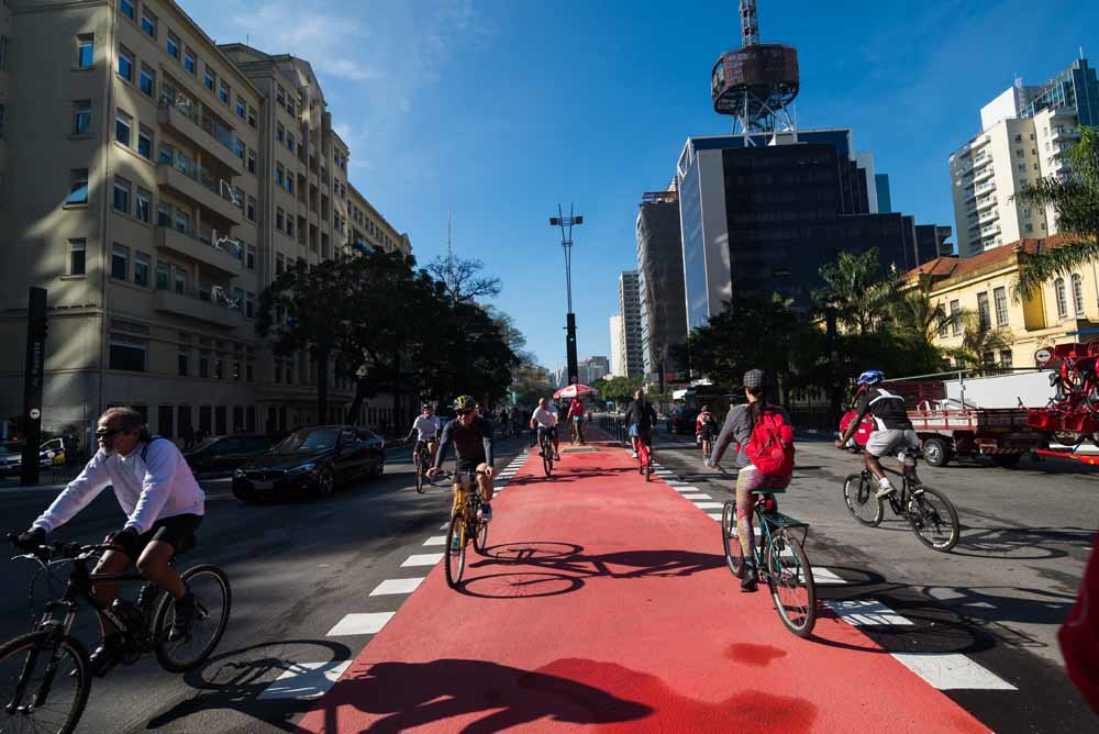 Fietsers vieren de opening van een fietspad door burgemeester Haddad in de zomer van 2015. – © Bruno Fernandes / Hollandse Hoogte