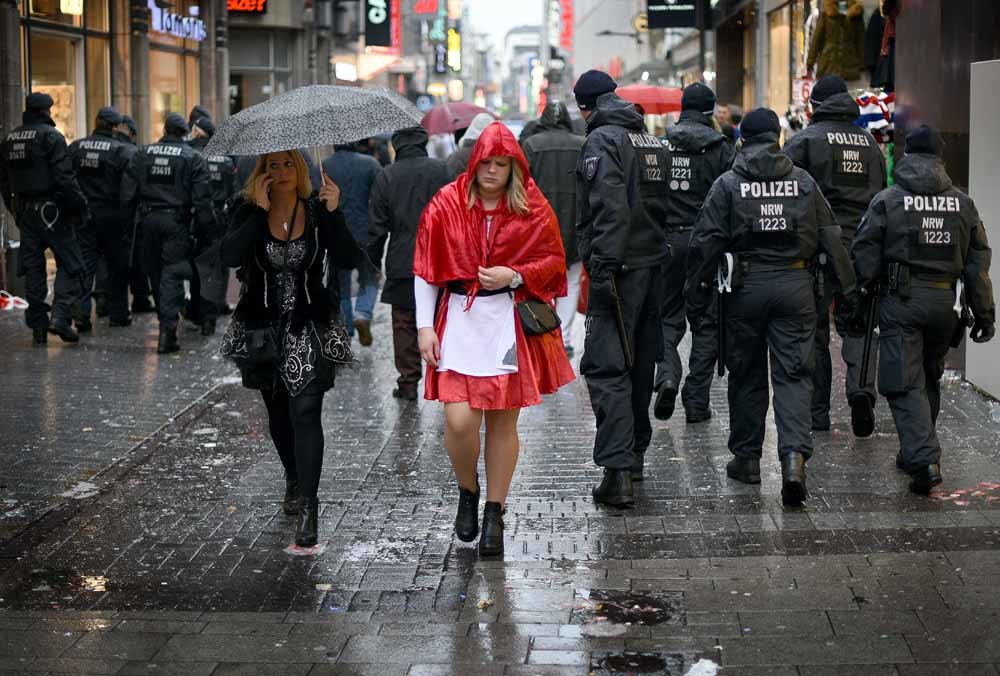 Keulen, 4 februari. Tijdens het carnaval is de politie massaal aanwezig om een herhaling van de gebeurtenissen op Oudejaarsavond te voorkomen. – © Getty Images