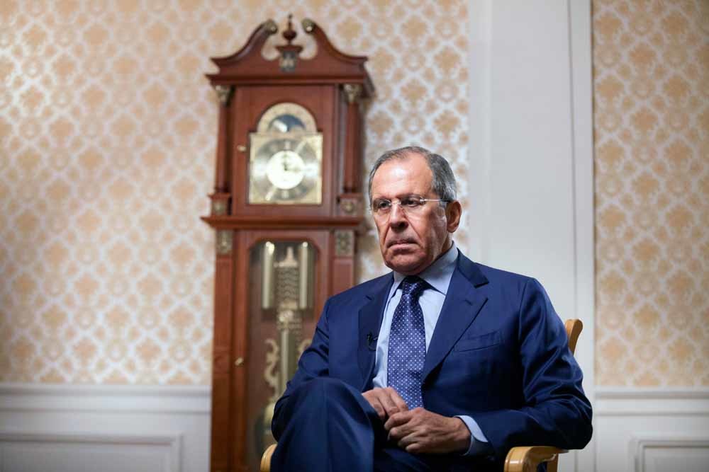 Lavrov in afwachting van een televisie-interview. – © Getty Images